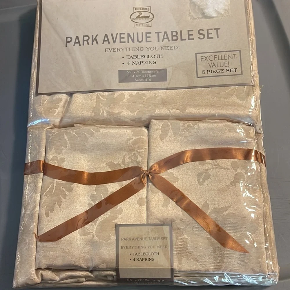 Park Avenue Tablecloth and napkins set